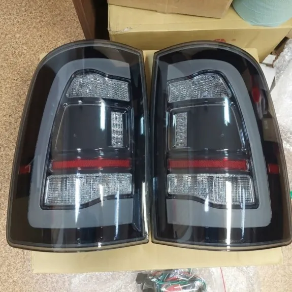 Dodge Ram IV 2009– kompletní sada kouřových zadních LED světel, žlutý směrový ukazatel ve stylu GEN.5